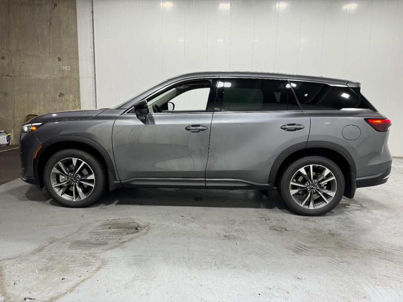 INFINITI QX60 Vehicle Full-screen Gallery Image 2