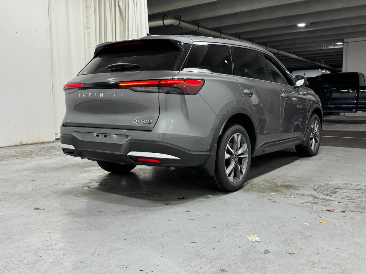 INFINITI QX60 Vehicle Full-screen Gallery Image 4