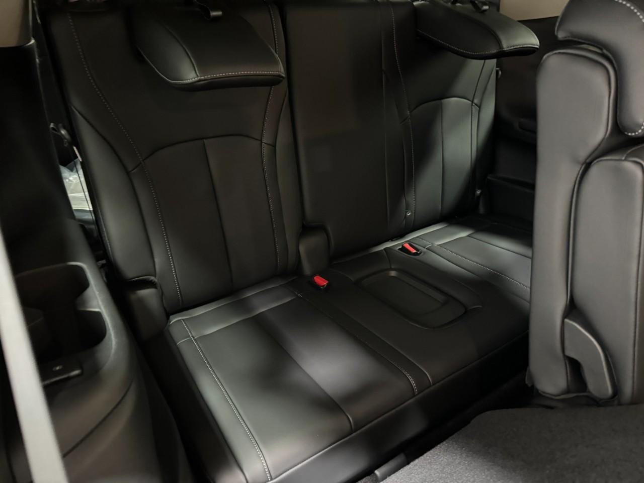 INFINITI QX60 Vehicle Full-screen Gallery Image 11