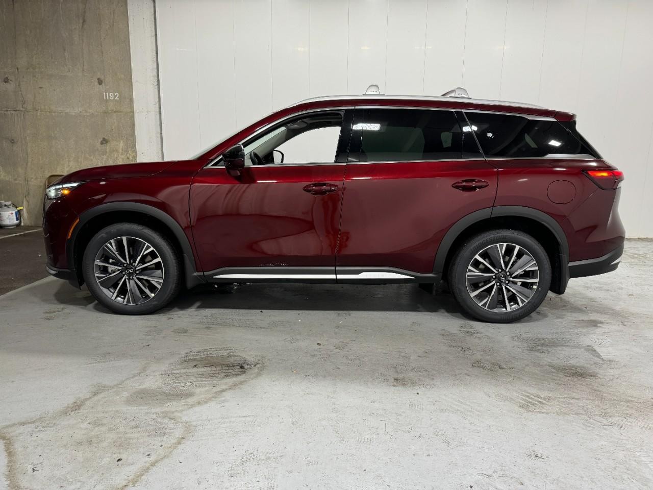 INFINITI QX60 Vehicle Full-screen Gallery Image 2