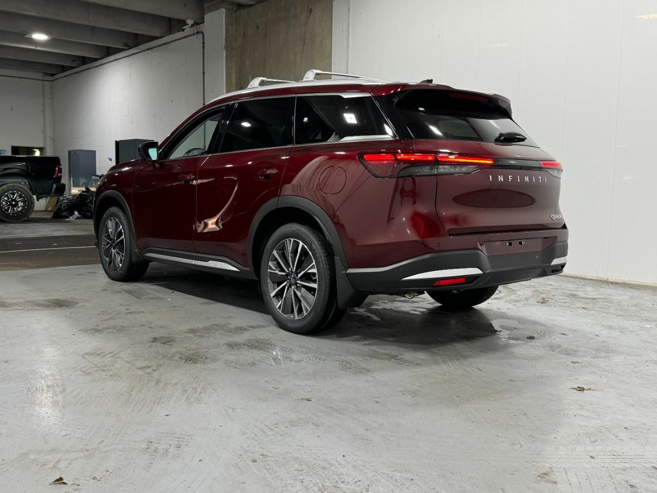 INFINITI QX60 Vehicle Full-screen Gallery Image 3