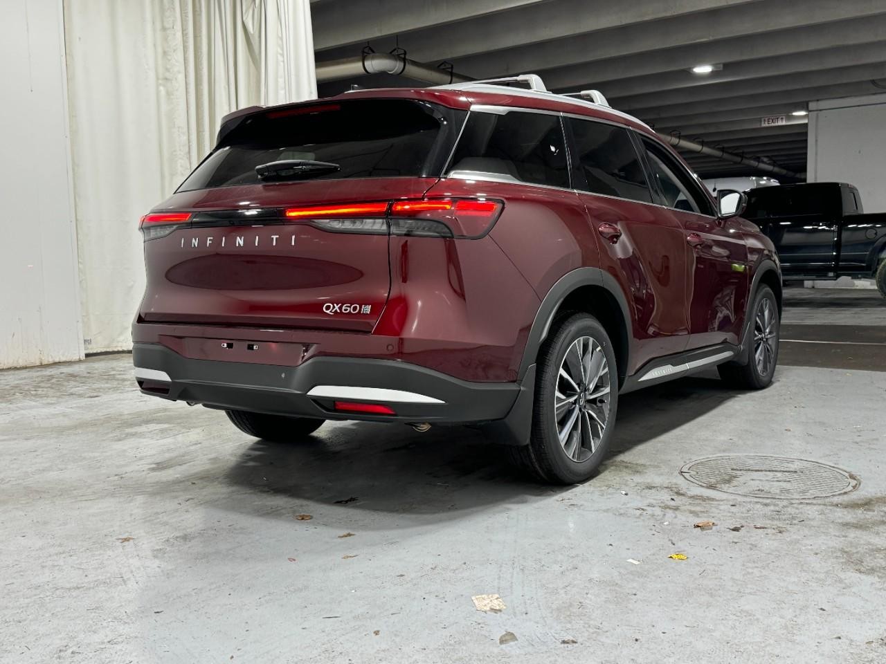 INFINITI QX60 Vehicle Full-screen Gallery Image 4