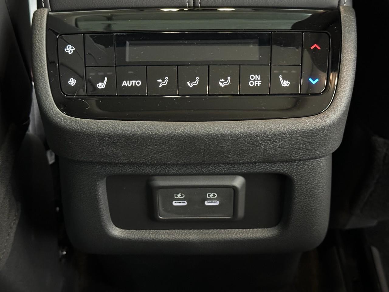 INFINITI QX60 Vehicle Full-screen Gallery Image 13