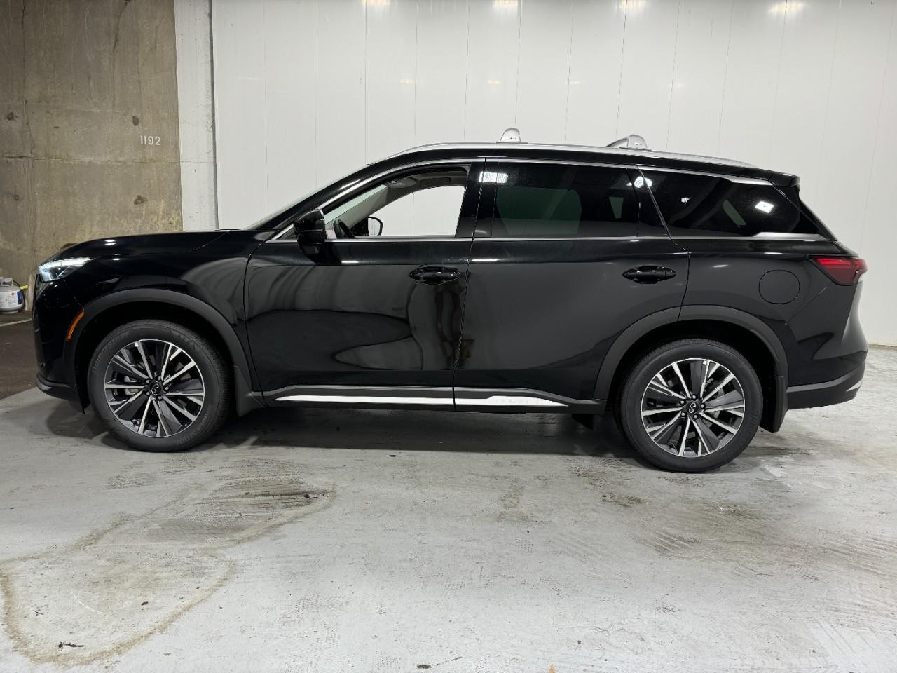 INFINITI QX60 Vehicle Full-screen Gallery Image 2