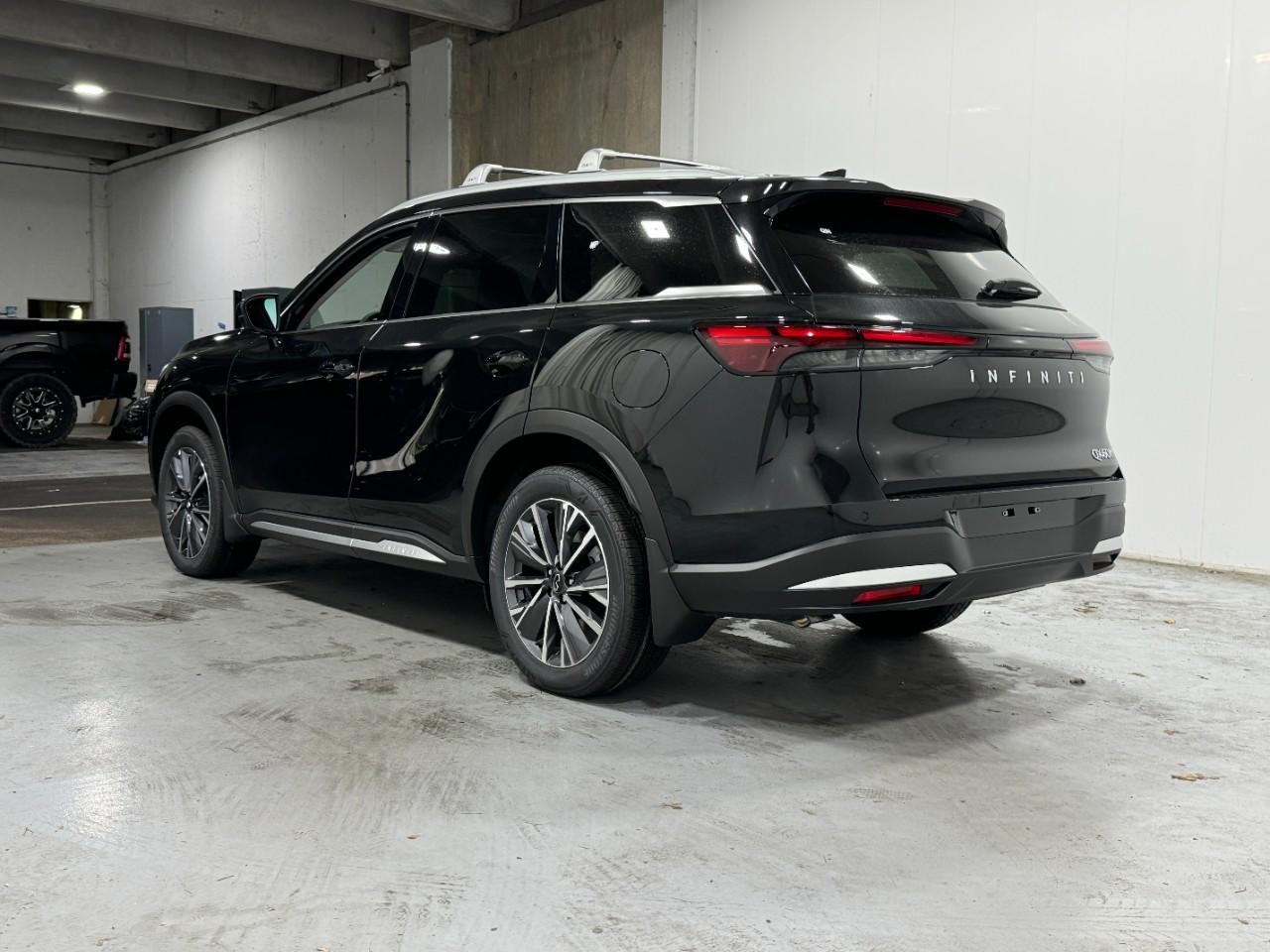 INFINITI QX60 Vehicle Full-screen Gallery Image 3
