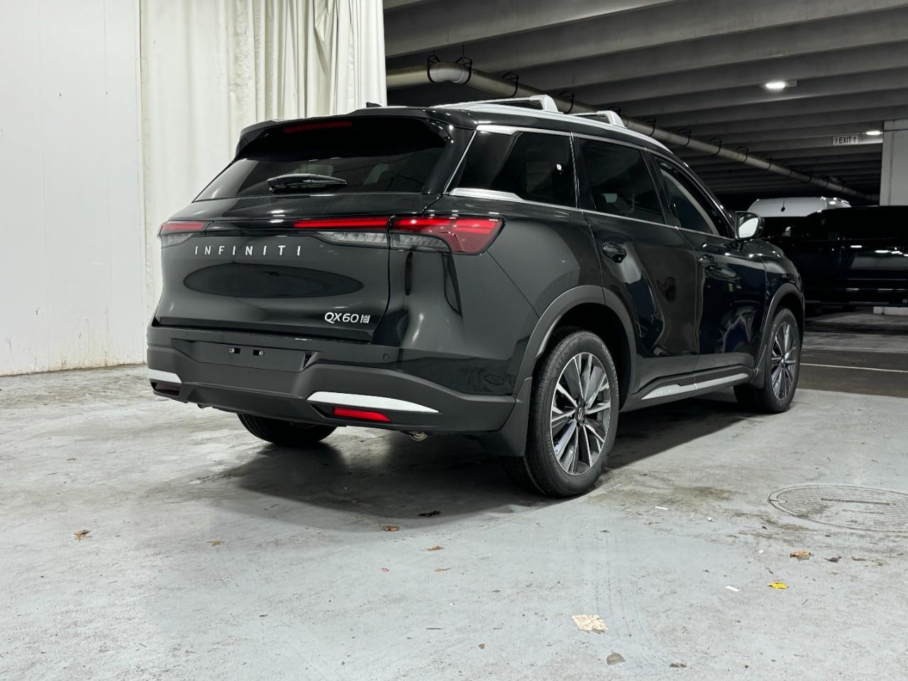 INFINITI QX60 Vehicle Full-screen Gallery Image 4