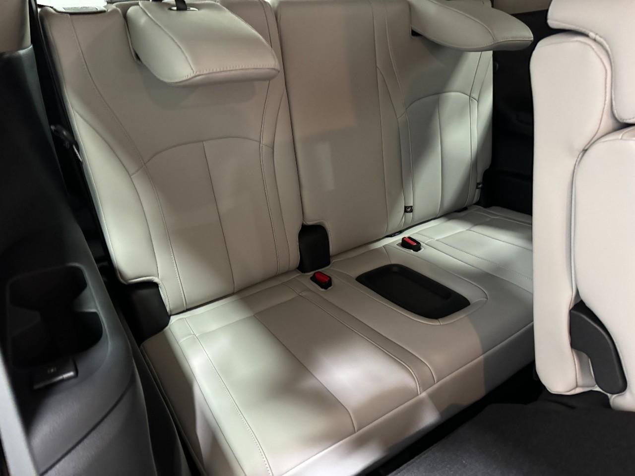 INFINITI QX60 Vehicle Full-screen Gallery Image 11