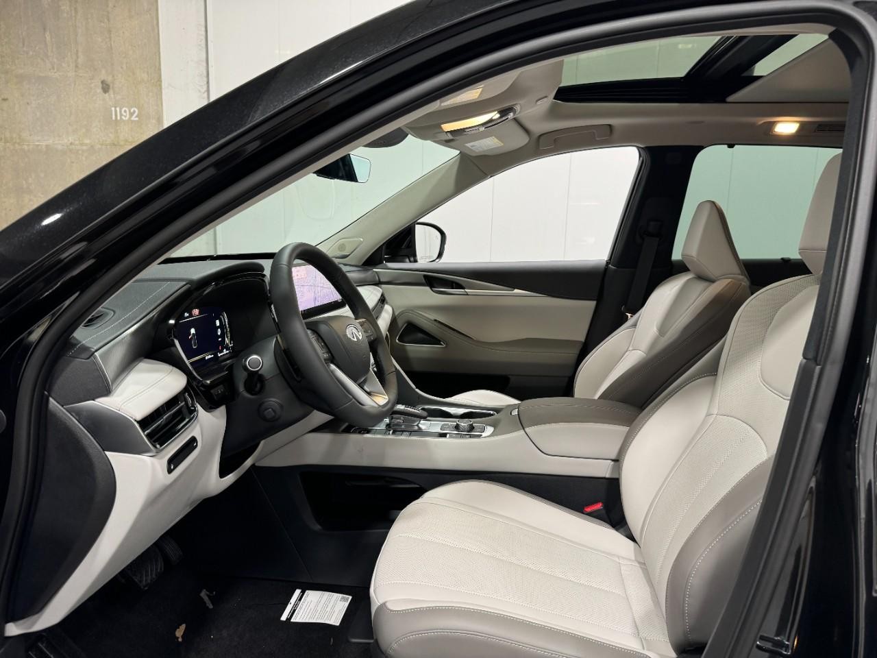 INFINITI QX60 Vehicle Full-screen Gallery Image 28