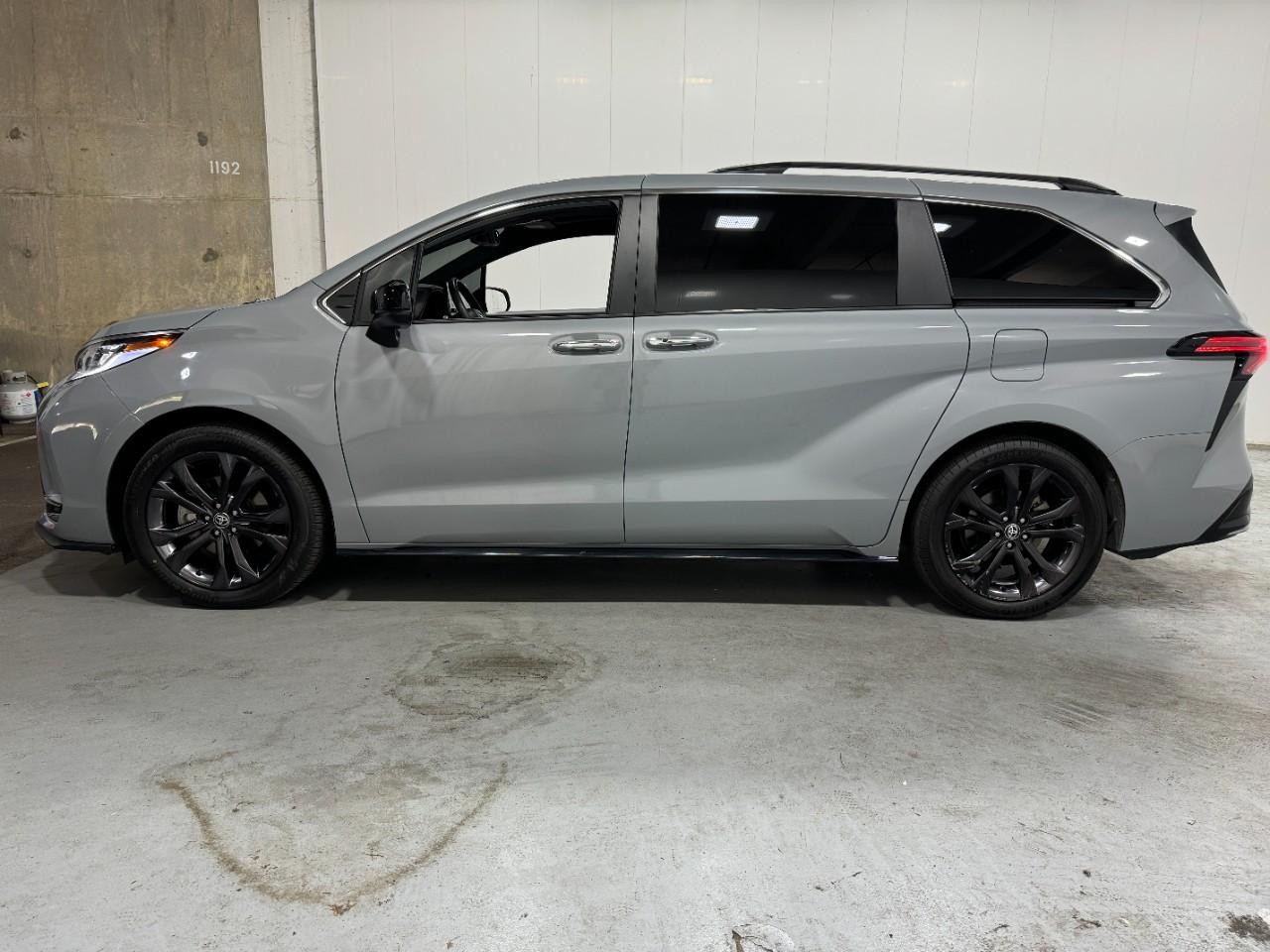 Toyota Sienna Vehicle Full-screen Gallery Image 2