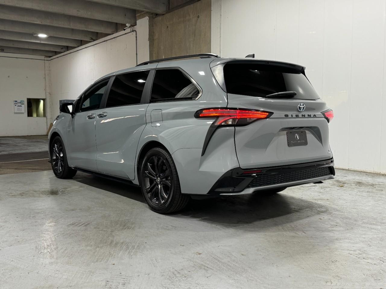 Toyota Sienna Vehicle Full-screen Gallery Image 3