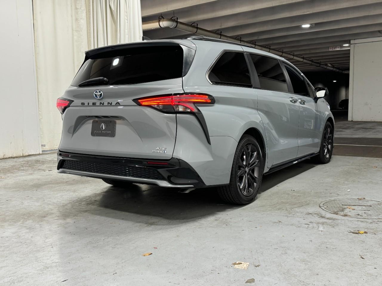 Toyota Sienna Vehicle Full-screen Gallery Image 4