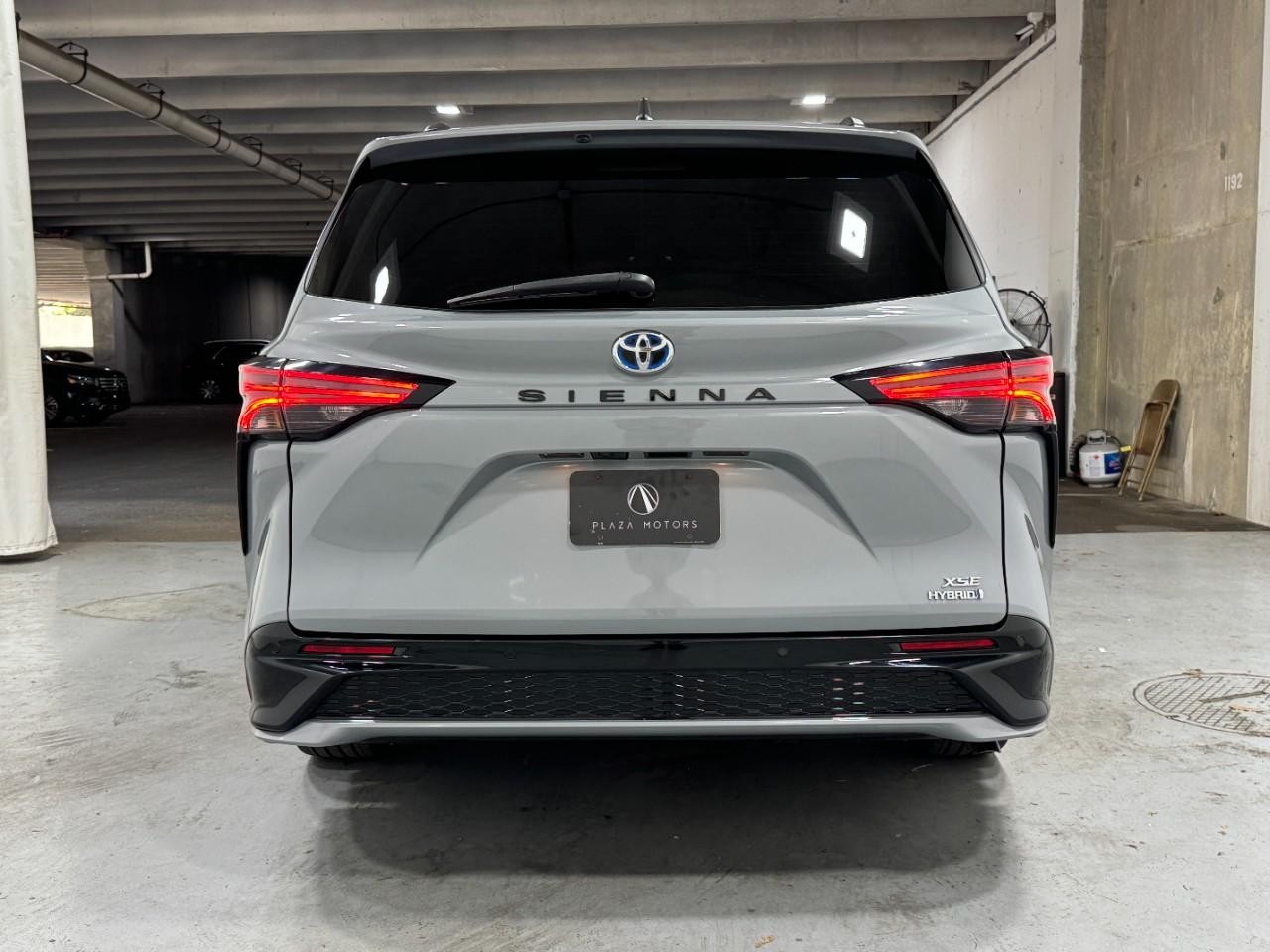 Toyota Sienna Vehicle Full-screen Gallery Image 10