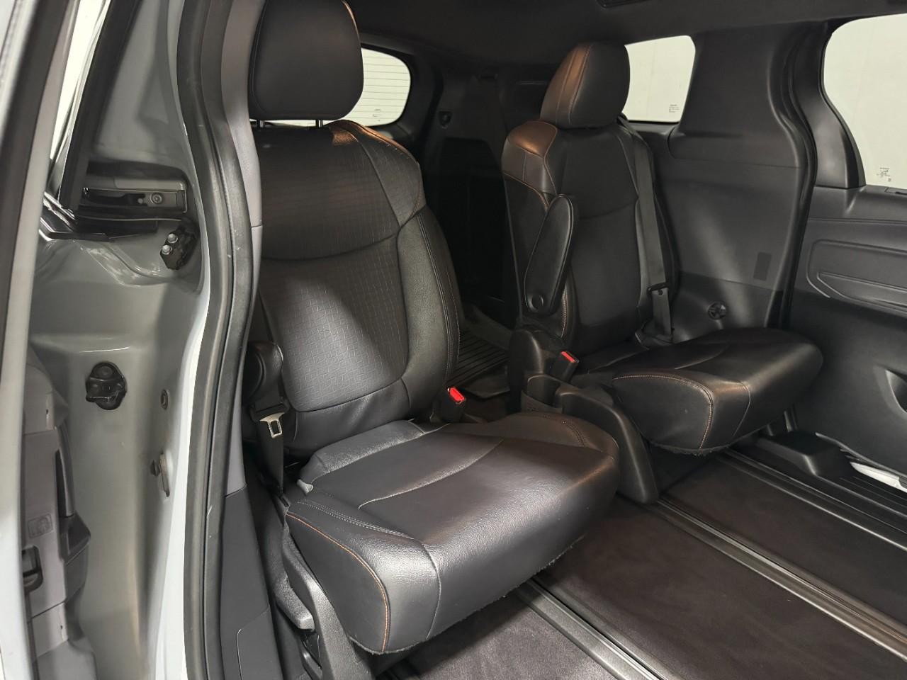 Toyota Sienna Vehicle Full-screen Gallery Image 11