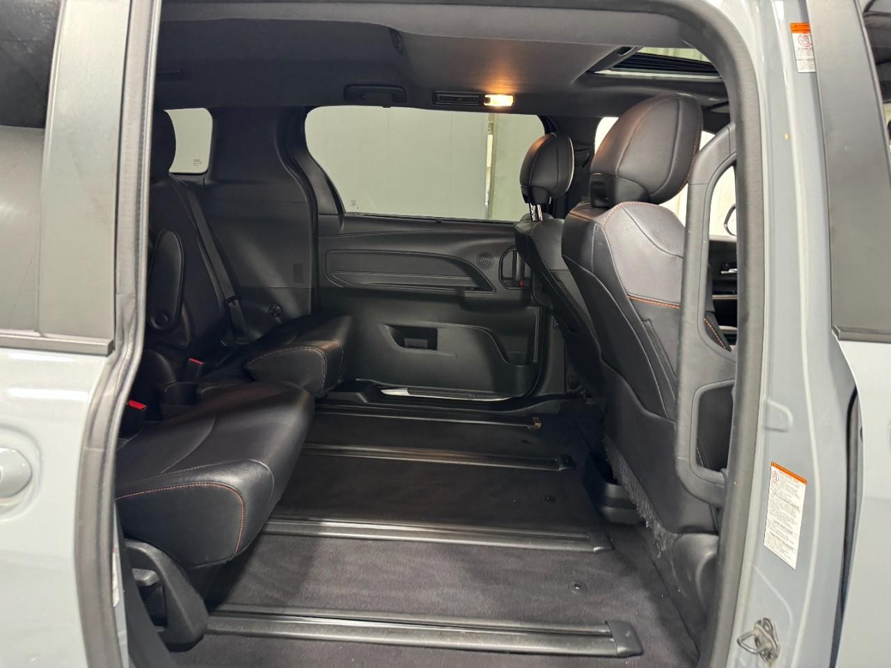 Toyota Sienna Vehicle Full-screen Gallery Image 12