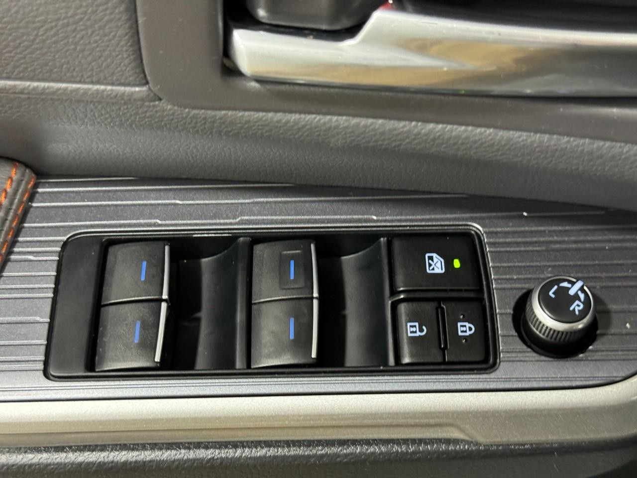 Toyota Sienna Vehicle Full-screen Gallery Image 24