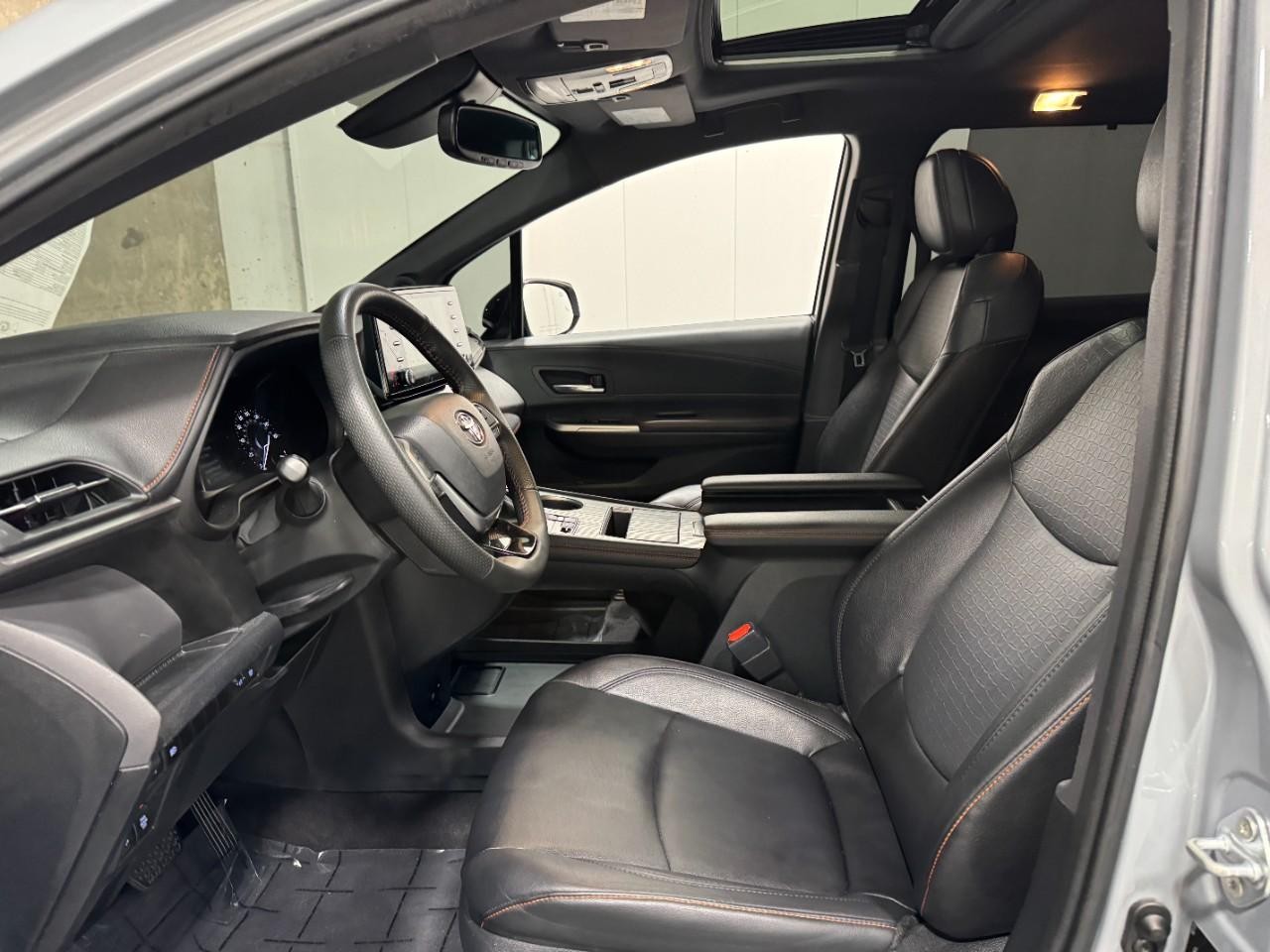 Toyota Sienna Vehicle Full-screen Gallery Image 25