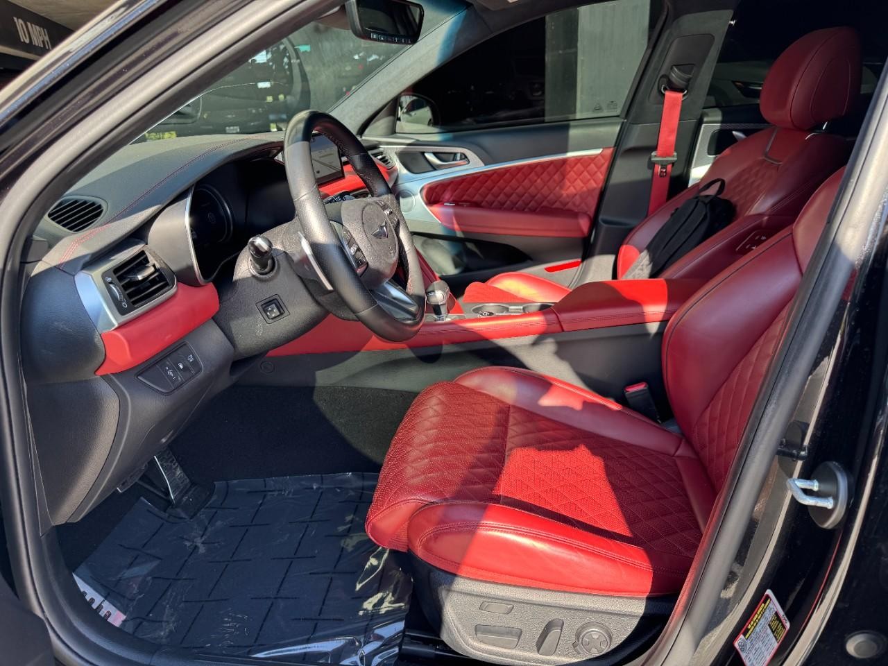 Genesis G70 Vehicle Full-screen Gallery Image 9