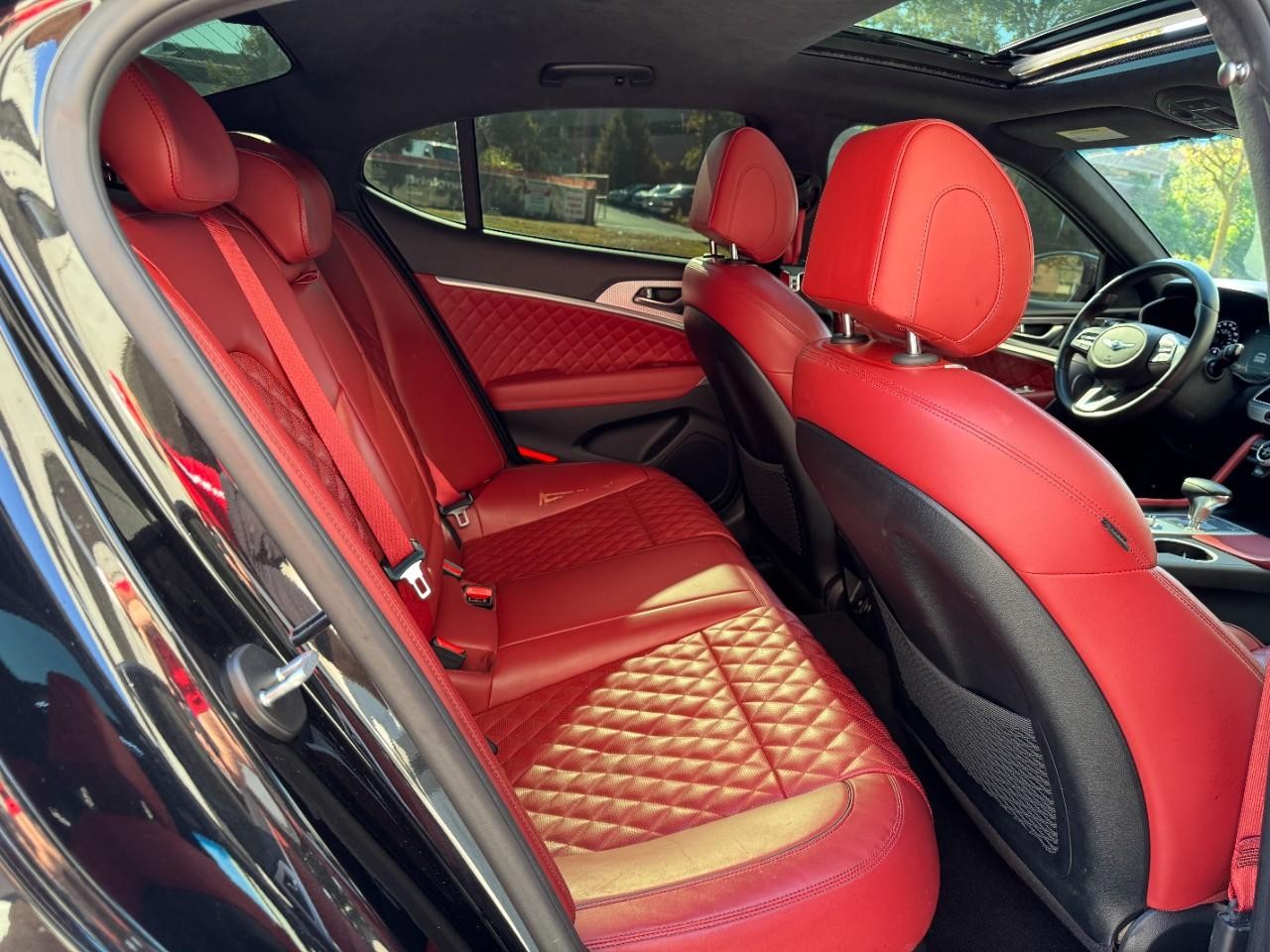 Genesis G70 Vehicle Full-screen Gallery Image 12