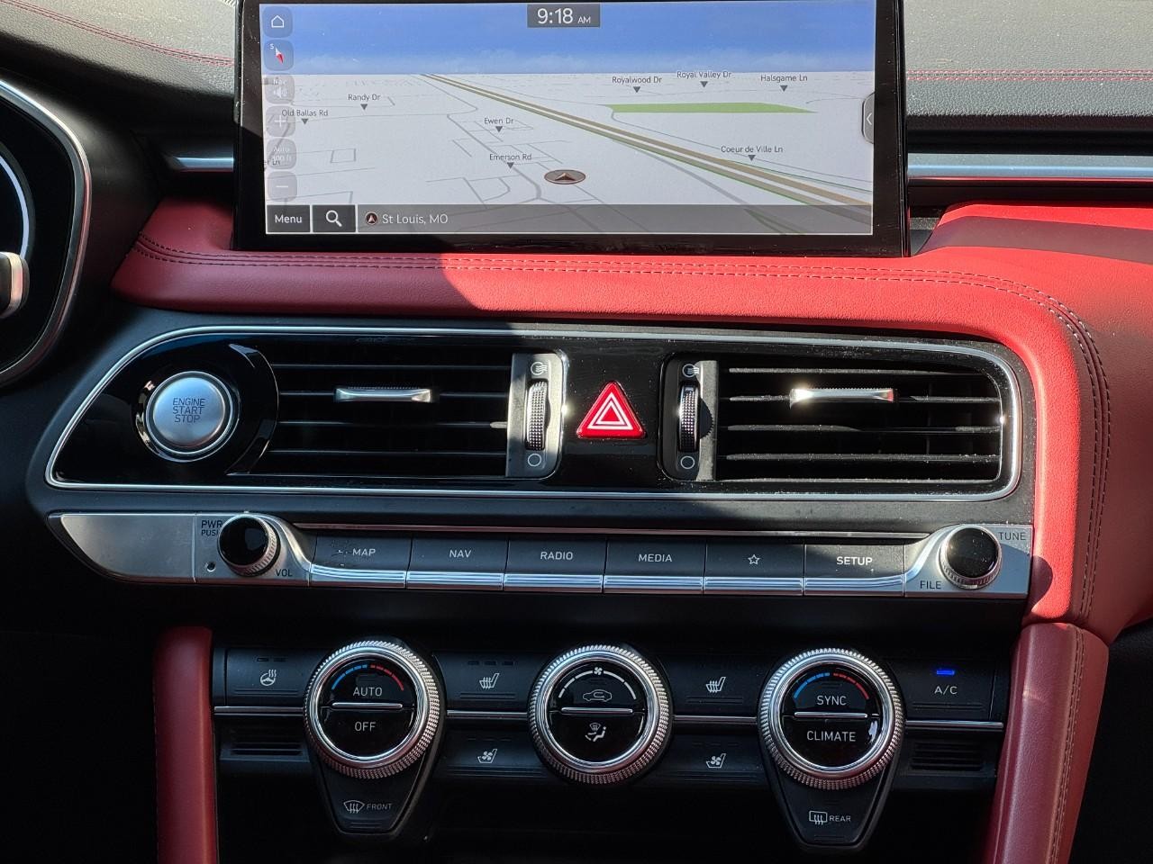 Genesis G70 Vehicle Full-screen Gallery Image 15