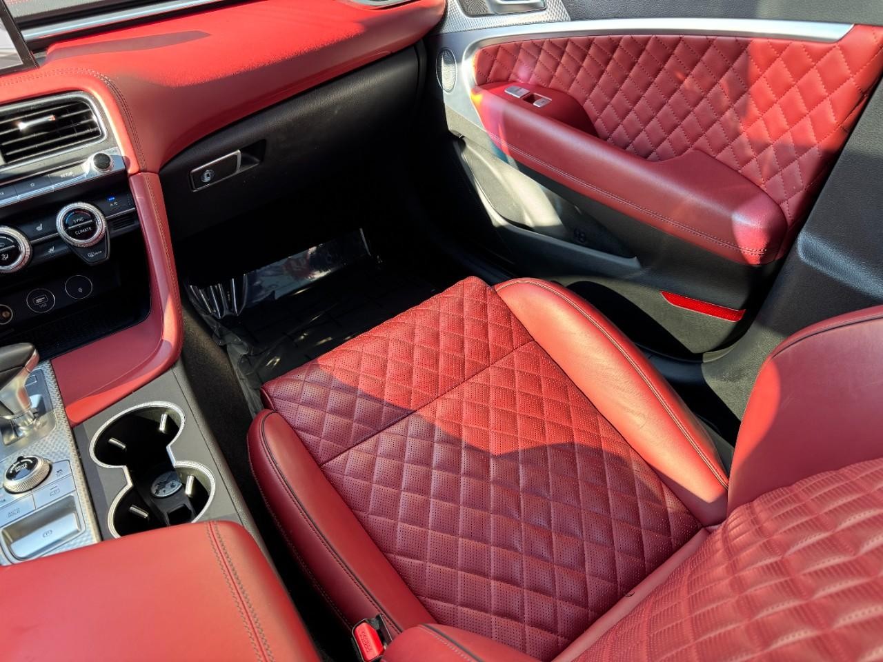 Genesis G70 Vehicle Full-screen Gallery Image 17