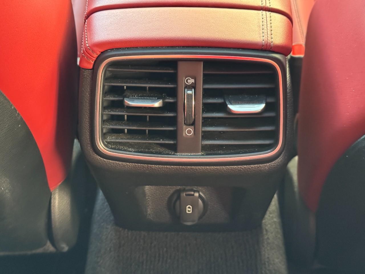 Genesis G70 Vehicle Full-screen Gallery Image 18