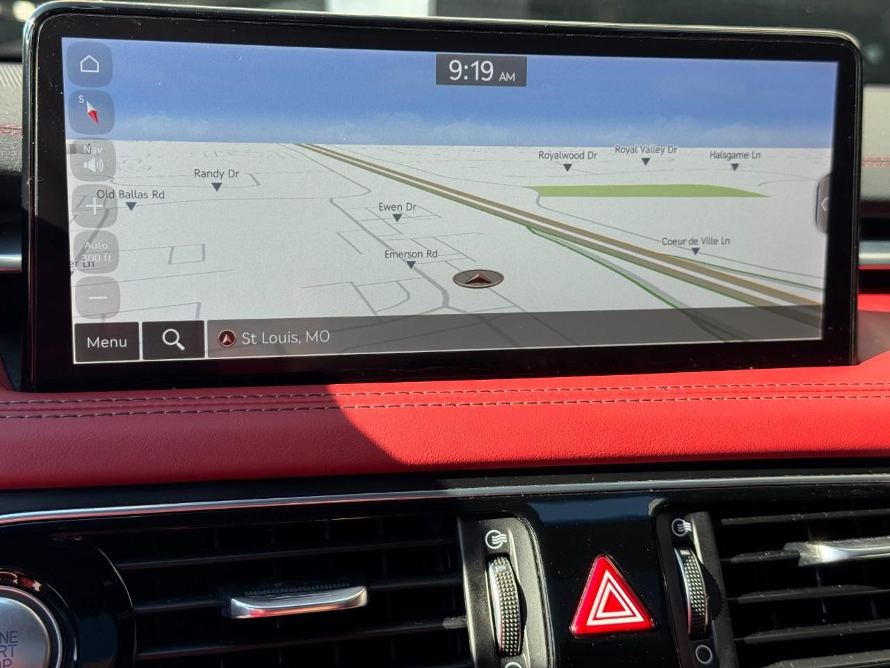 Genesis G70 Vehicle Full-screen Gallery Image 23