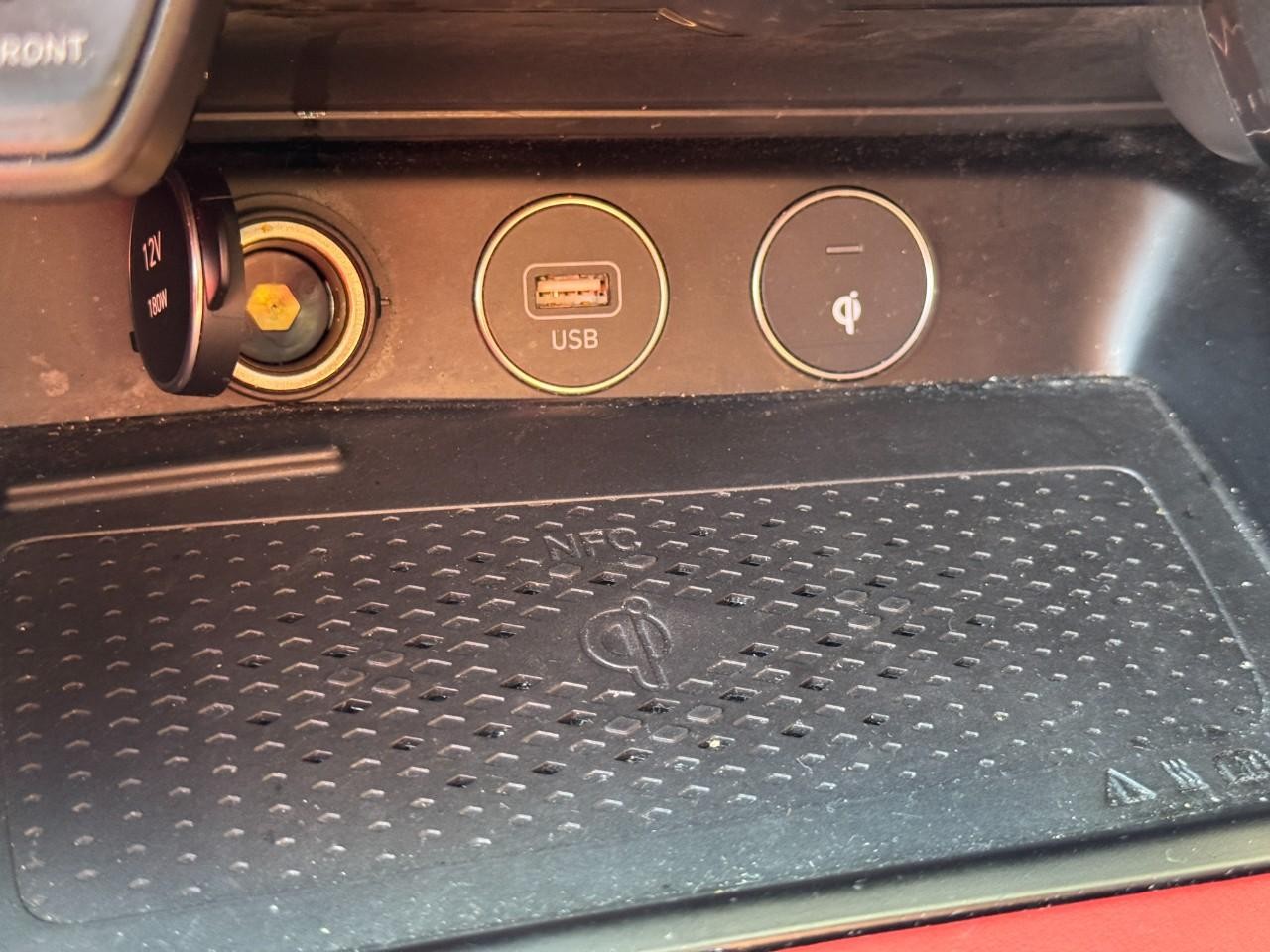 Genesis G70 Vehicle Full-screen Gallery Image 25