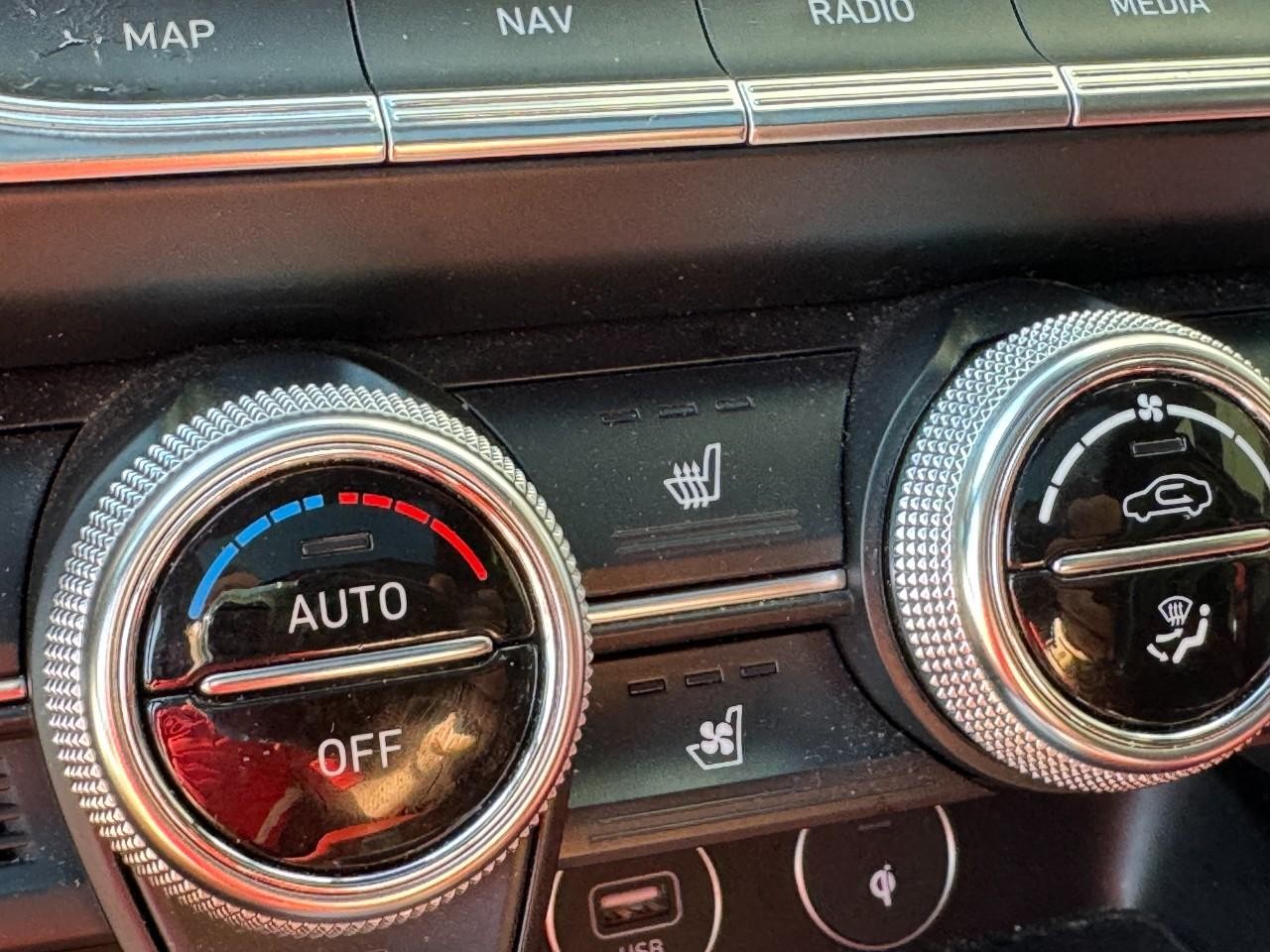 Genesis G70 Vehicle Full-screen Gallery Image 26