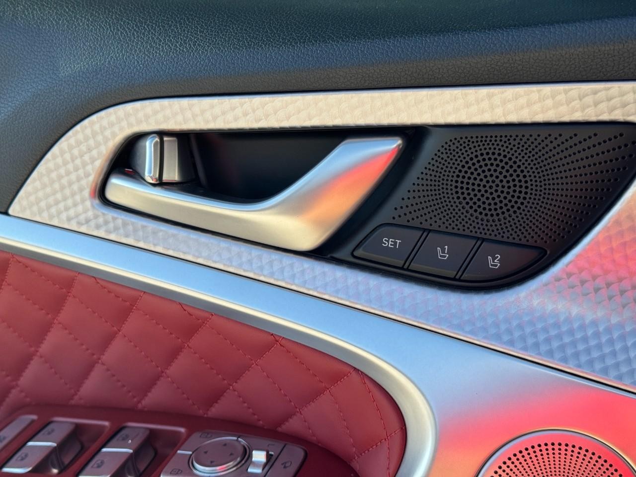 Genesis G70 Vehicle Full-screen Gallery Image 28