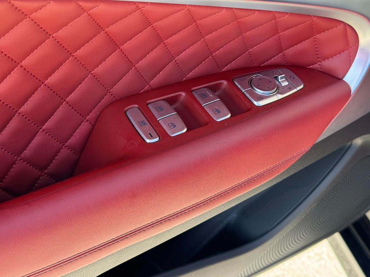 Genesis G70 Vehicle Full-screen Gallery Image 29