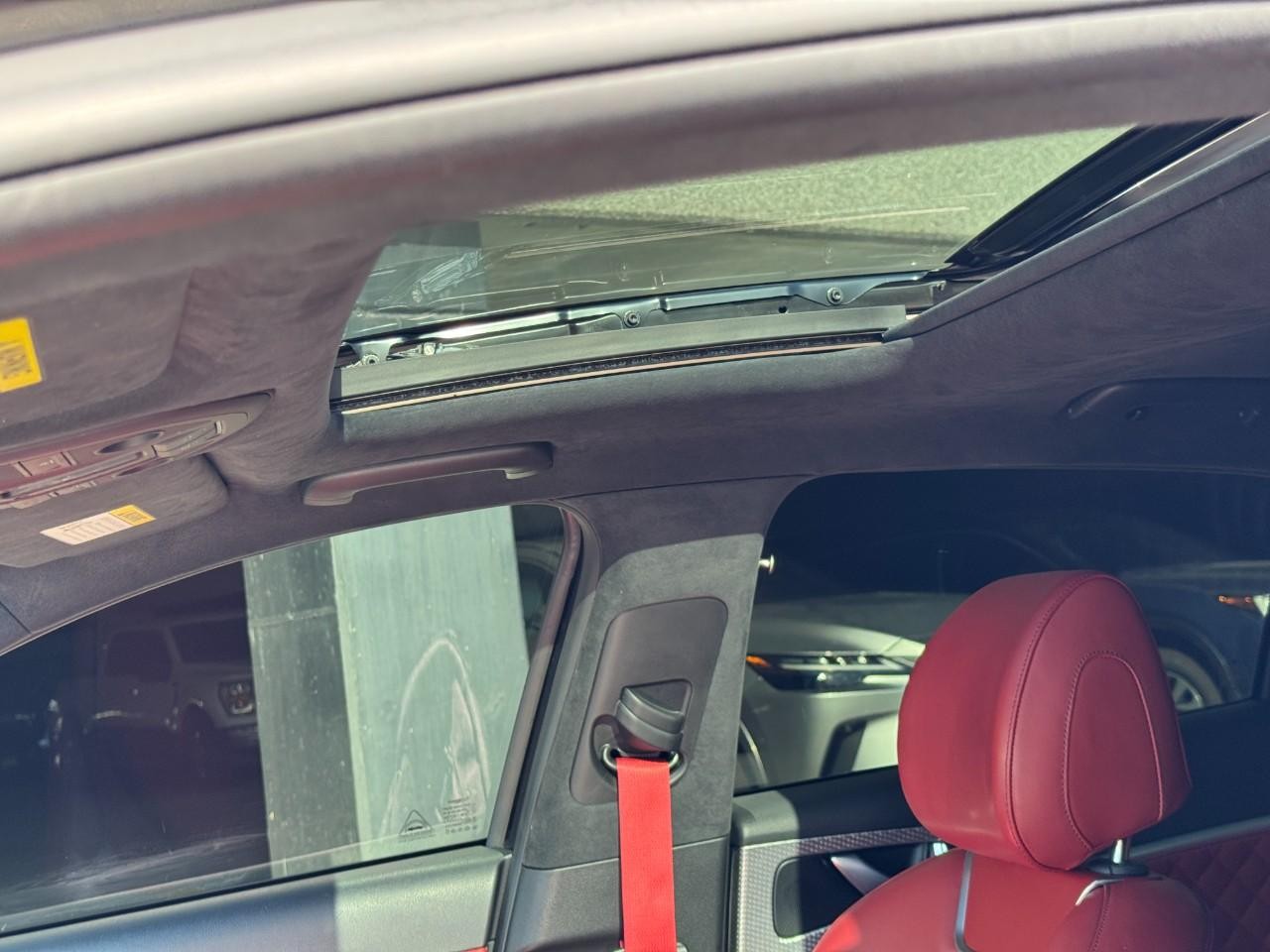 Genesis G70 Vehicle Full-screen Gallery Image 30