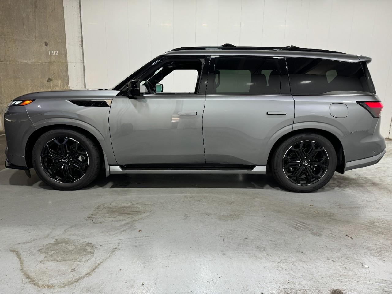 INFINITI QX80 Vehicle Full-screen Gallery Image 2