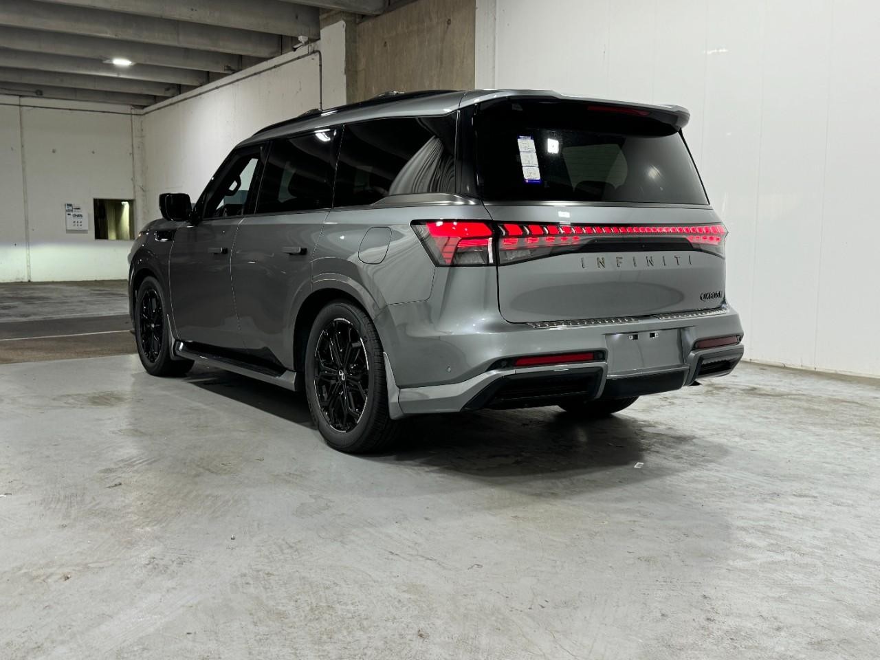 INFINITI QX80 Vehicle Full-screen Gallery Image 3