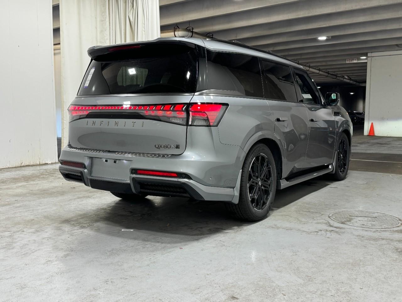 INFINITI QX80 Vehicle Full-screen Gallery Image 4