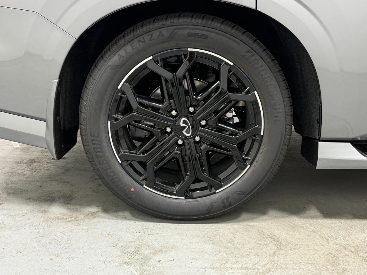 INFINITI QX80 Vehicle Full-screen Gallery Image 5