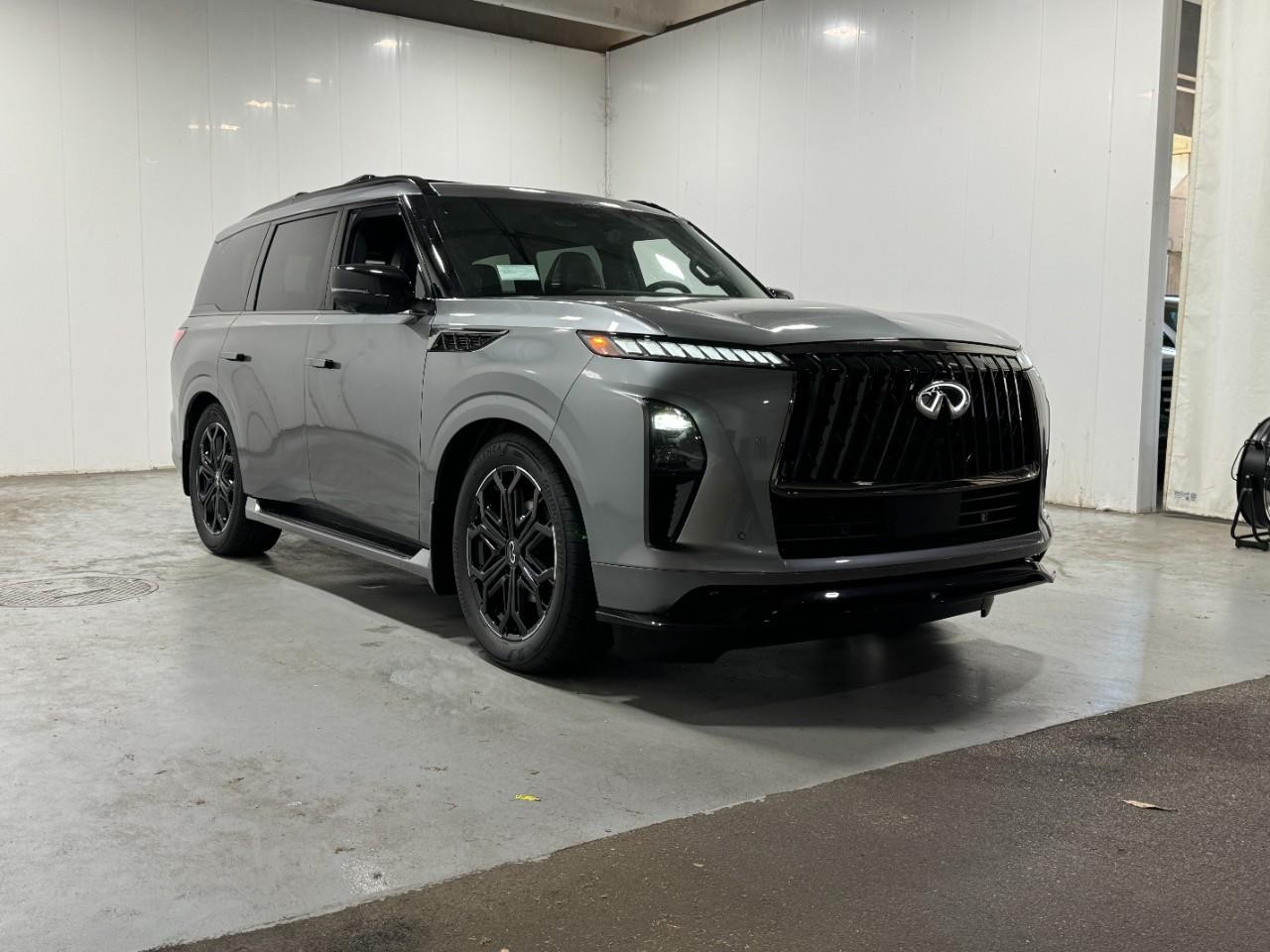 INFINITI QX80 Vehicle Full-screen Gallery Image 6