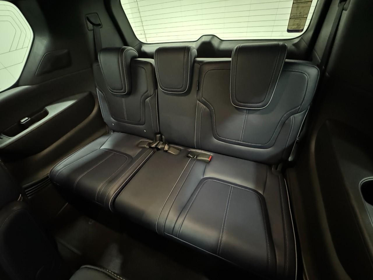 INFINITI QX80 Vehicle Full-screen Gallery Image 8