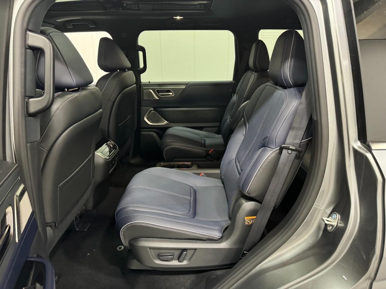 INFINITI QX80 Vehicle Full-screen Gallery Image 9