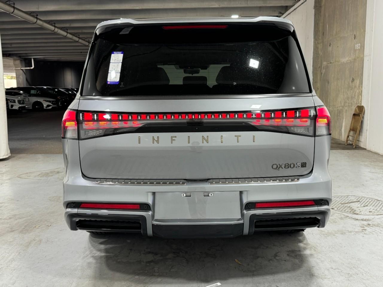 INFINITI QX80 Vehicle Full-screen Gallery Image 10