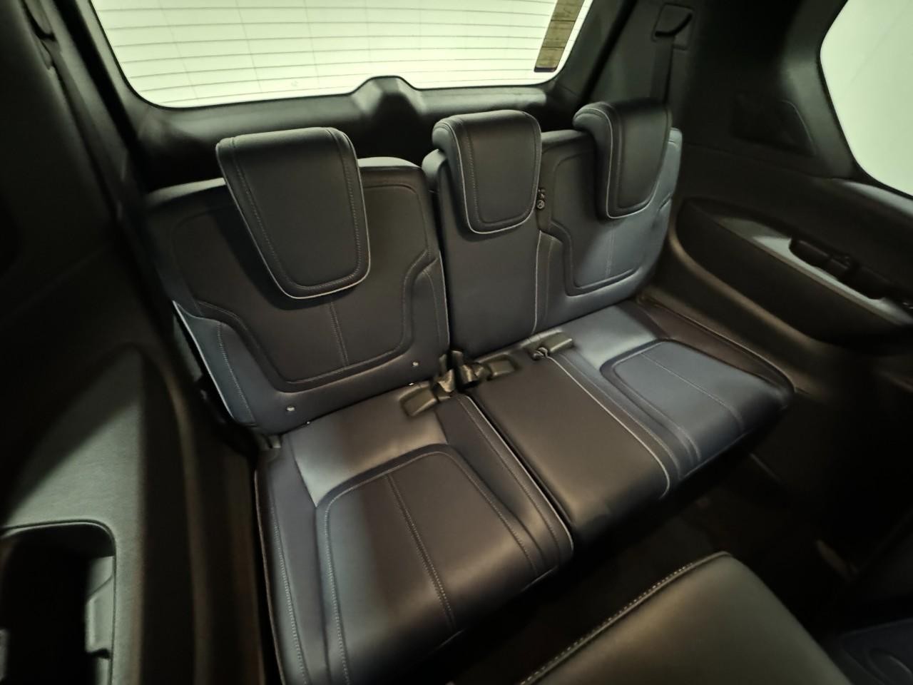 INFINITI QX80 Vehicle Full-screen Gallery Image 11