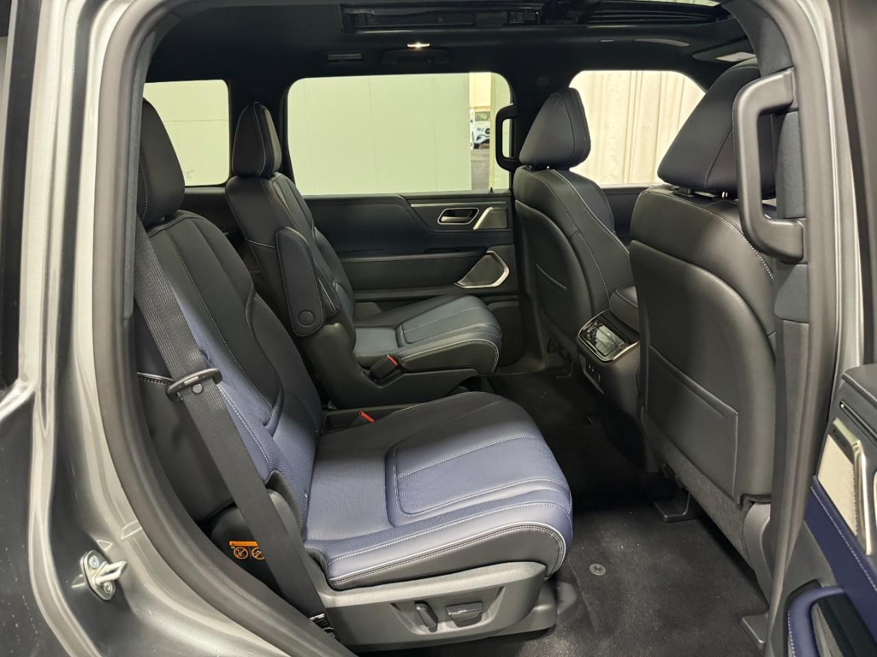 INFINITI QX80 Vehicle Full-screen Gallery Image 12