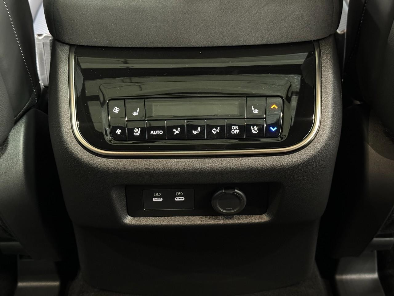 INFINITI QX80 Vehicle Full-screen Gallery Image 13