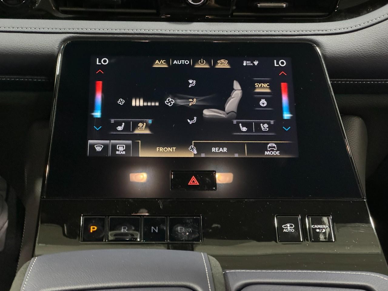 INFINITI QX80 Vehicle Full-screen Gallery Image 18