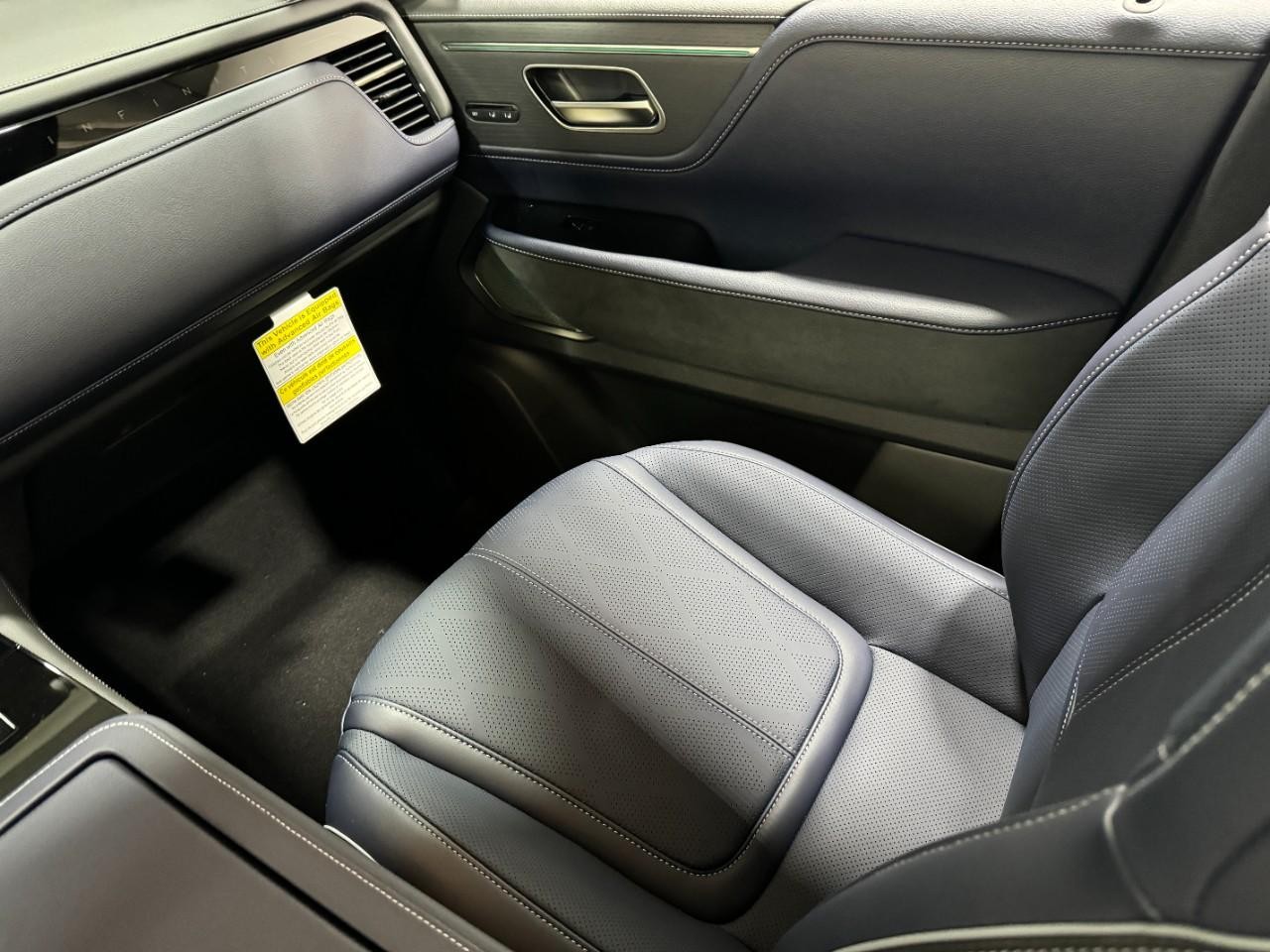 INFINITI QX80 Vehicle Full-screen Gallery Image 19