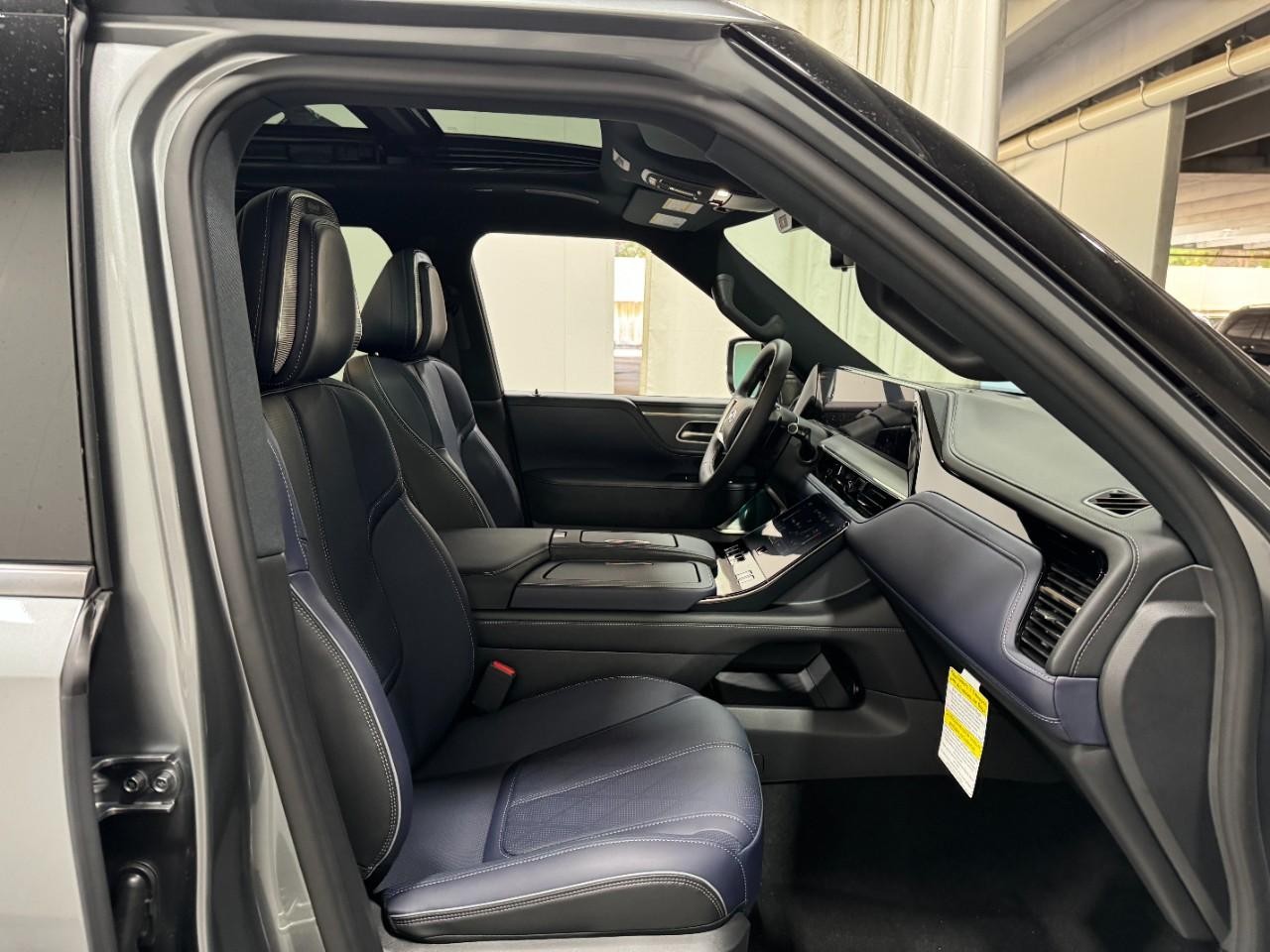 INFINITI QX80 Vehicle Full-screen Gallery Image 20