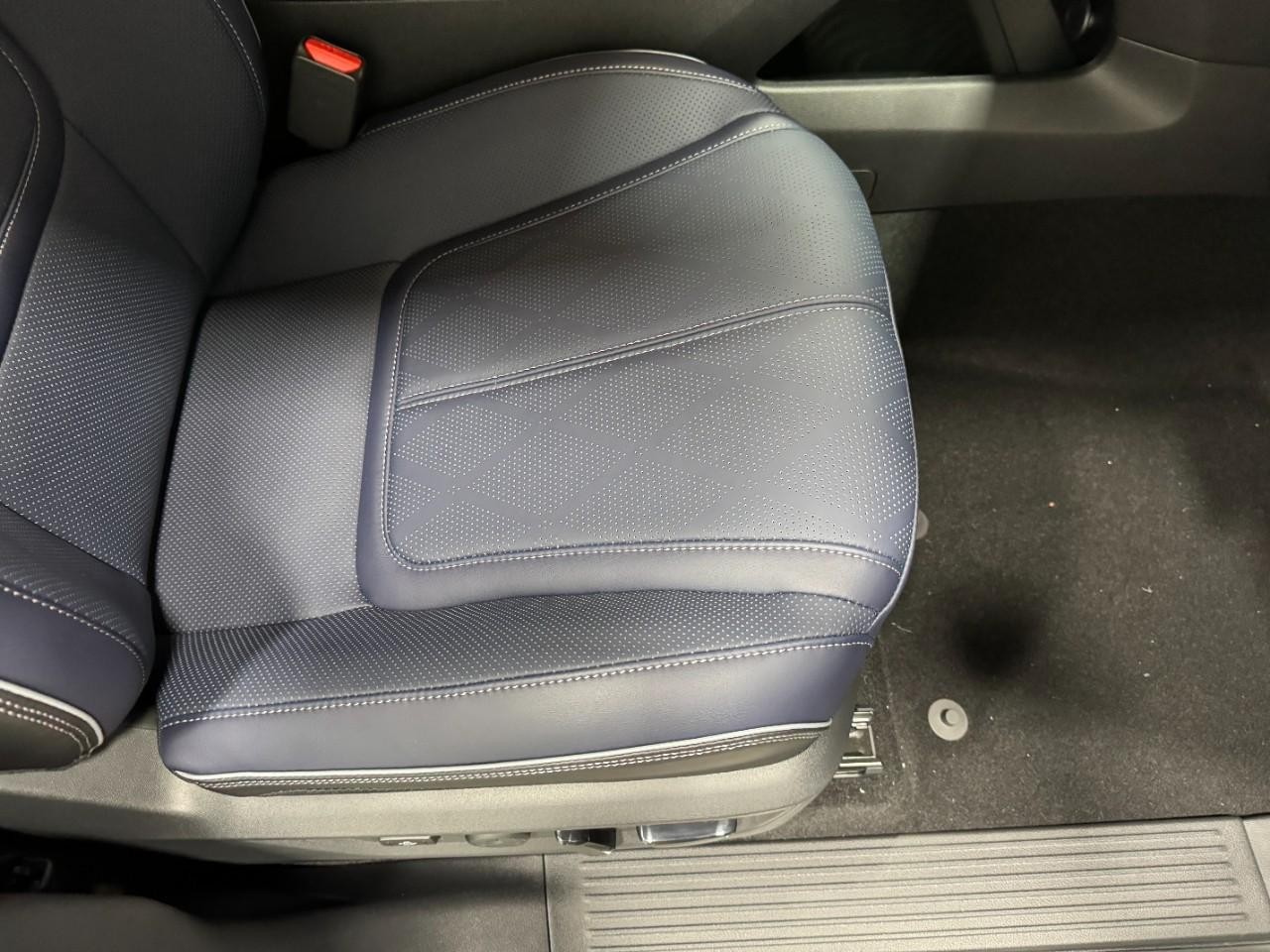 INFINITI QX80 Vehicle Full-screen Gallery Image 21