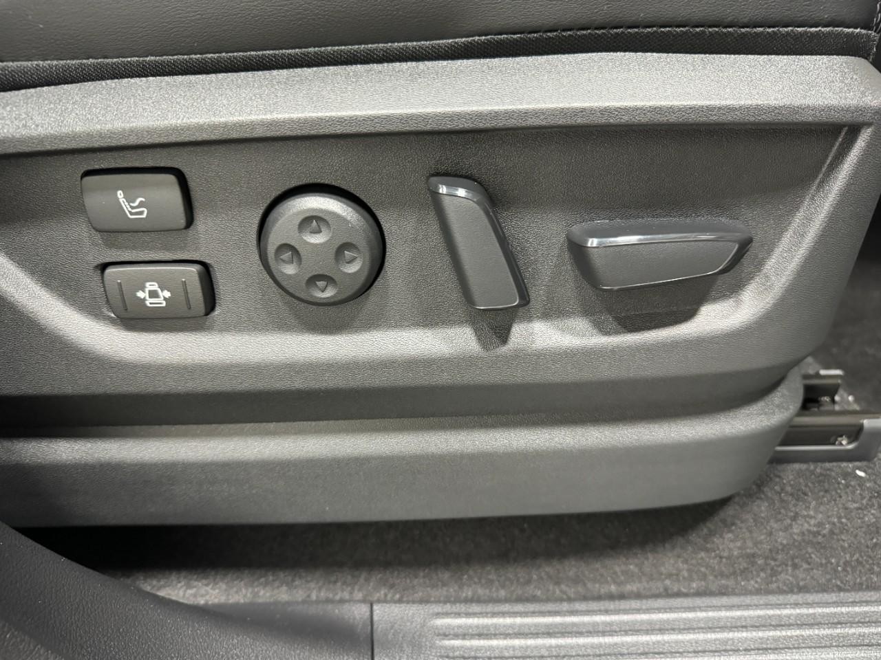 INFINITI QX80 Vehicle Full-screen Gallery Image 22