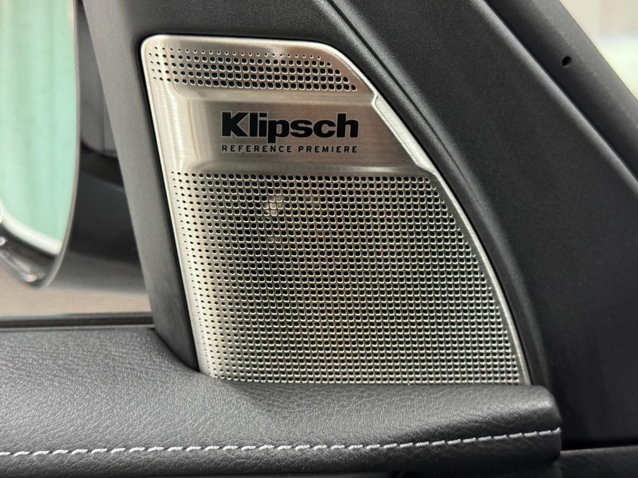 INFINITI QX80 Vehicle Full-screen Gallery Image 25