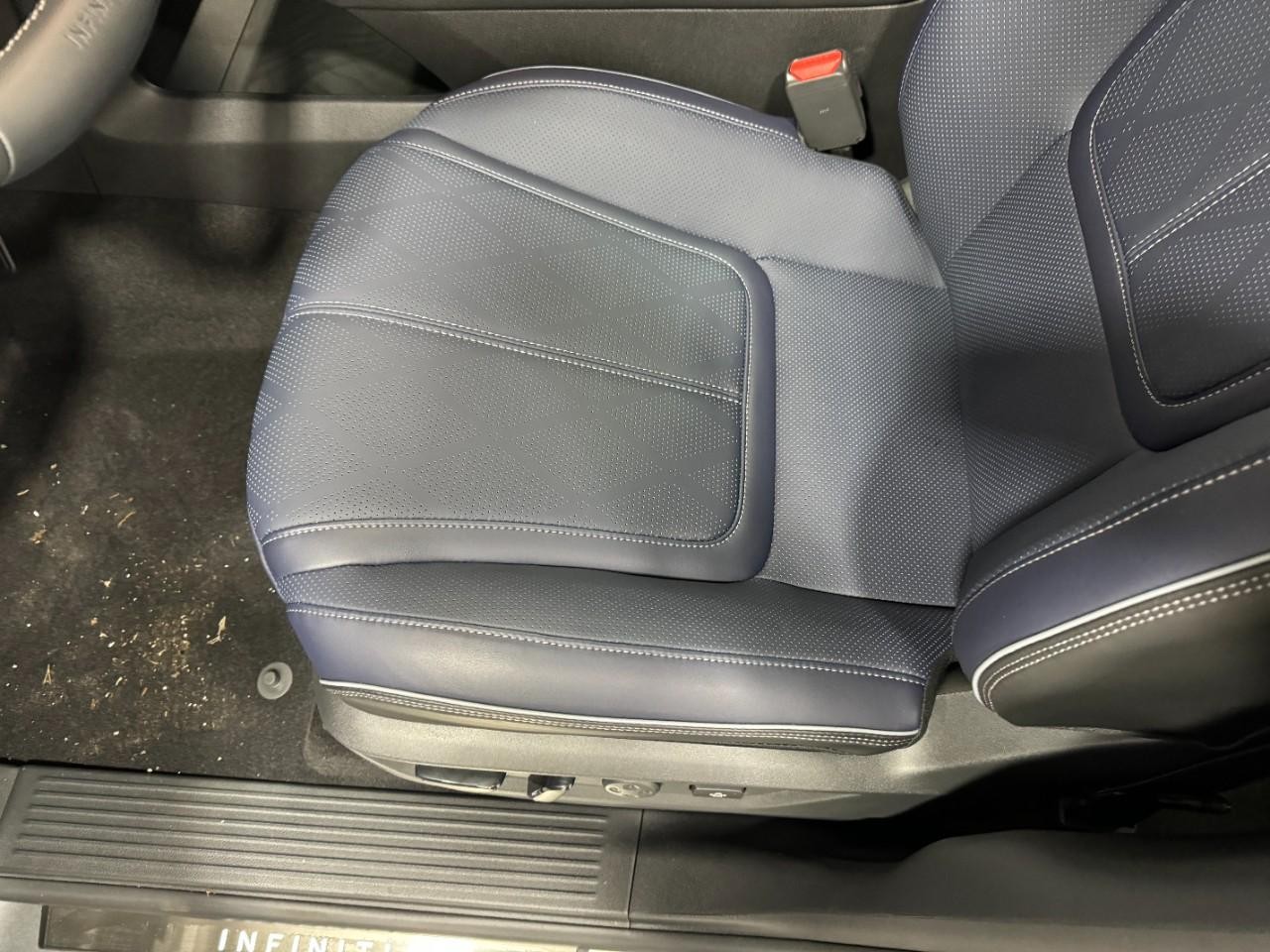 INFINITI QX80 Vehicle Full-screen Gallery Image 29