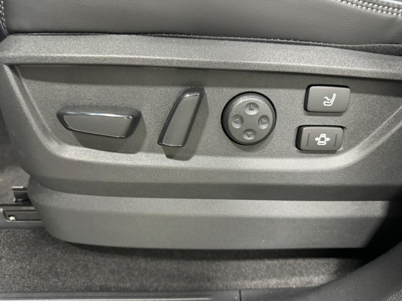 INFINITI QX80 Vehicle Full-screen Gallery Image 30